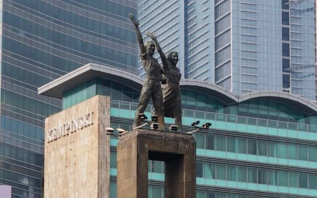 Seni Patung Monumen